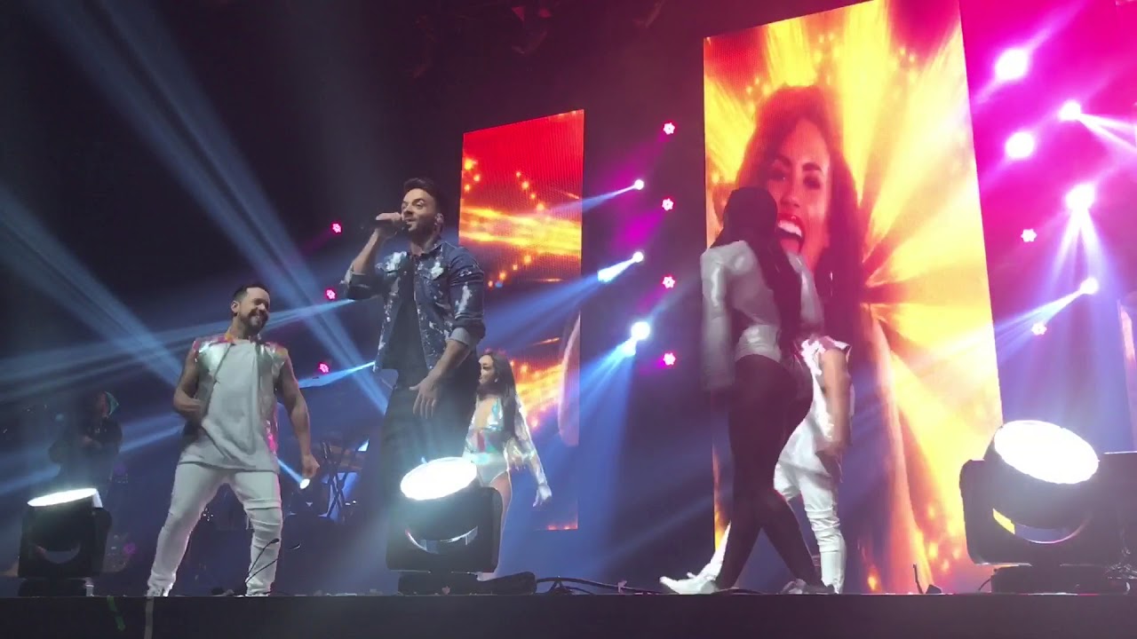 Luis Fonsi, Demi Lovato - Échame La Culpa  Moscow 19.11.17  First time  en vivo! Moscú