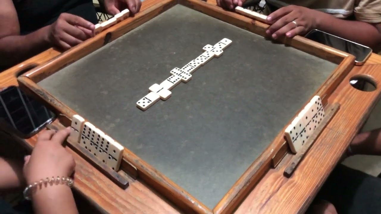 Dominican Republic playing dominoes  104,529,831 vistas
