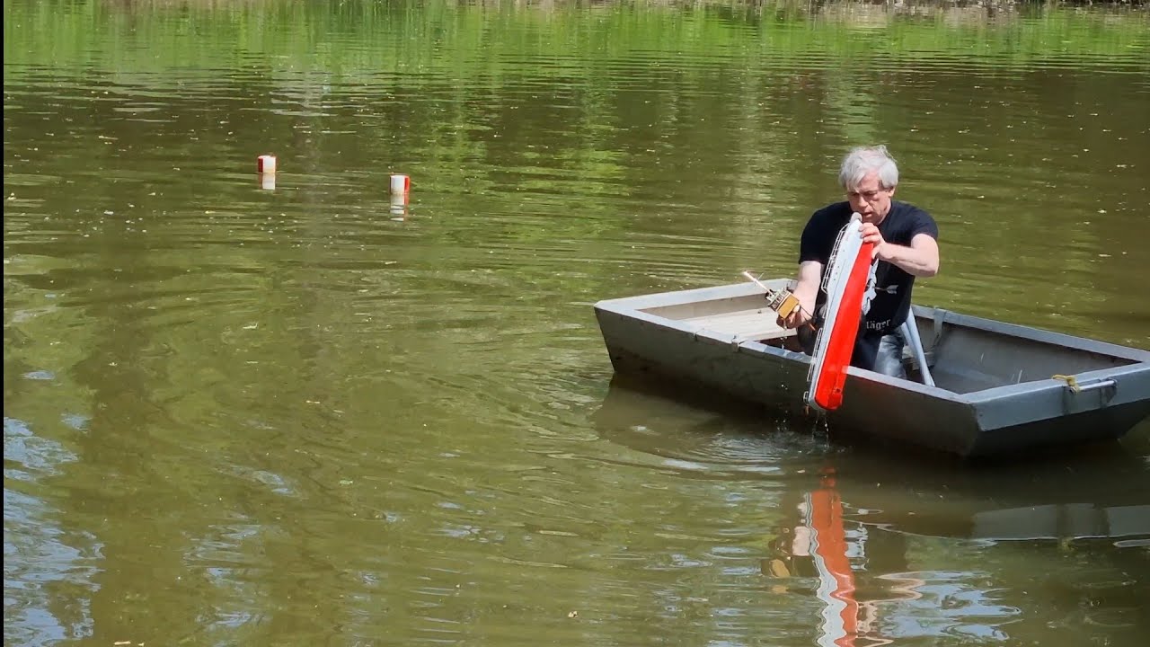 RC Schiff ist gesunken und wird geborgen MSC Würzburg- Schaufahren am Graf-Luckner Weiher Würzburg