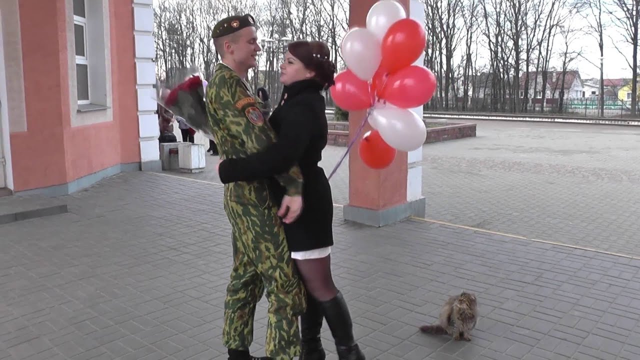 ДМБ!!! девушка встречает парня из армии на ЖД