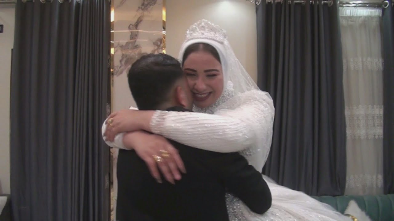 ااااه علي الحب حصل موقف بين العريس والعروسه خلاهم نسيو الي حواليهم وحسو انهم لوحديهم😉😊