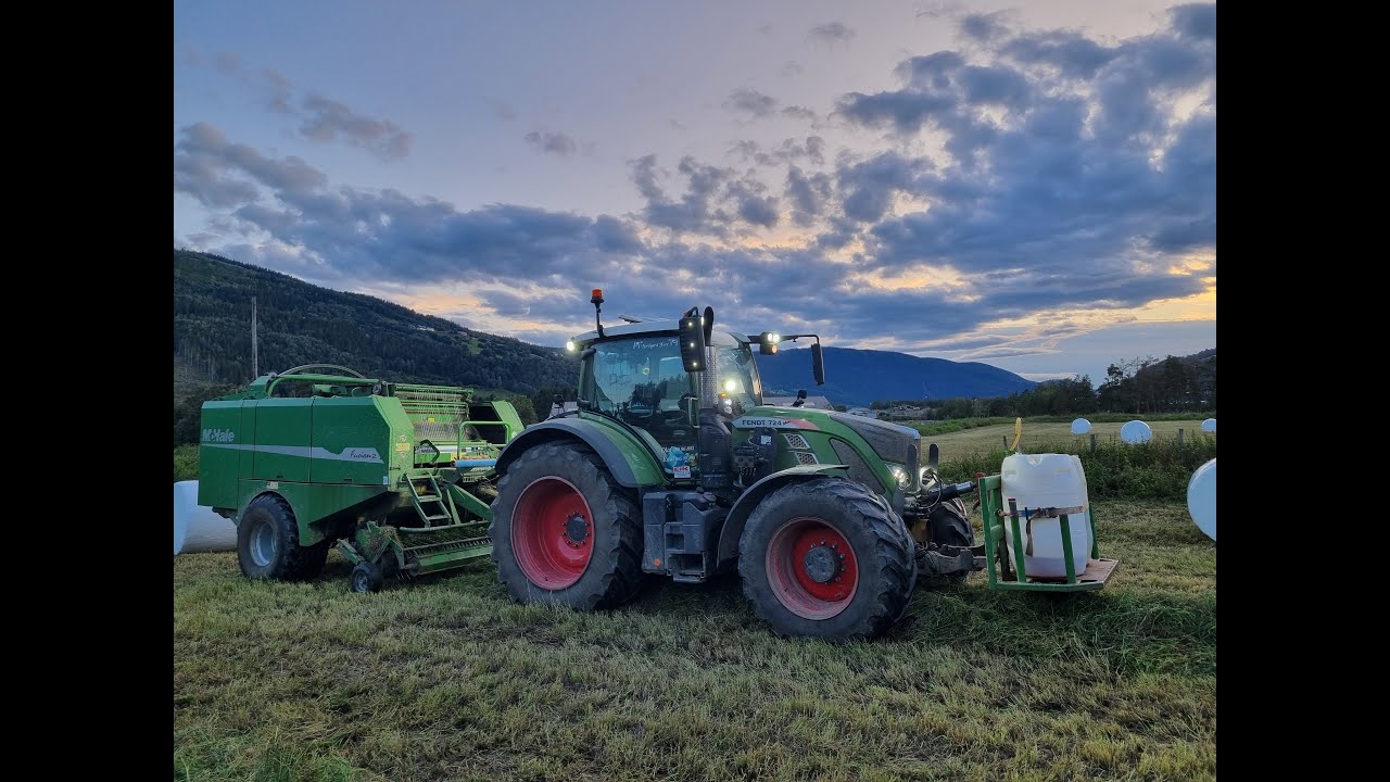 Jeg er med i en stor traktor og presser rundballer! Fendt 724 Vario med Mchale Fusion 2 presse!!