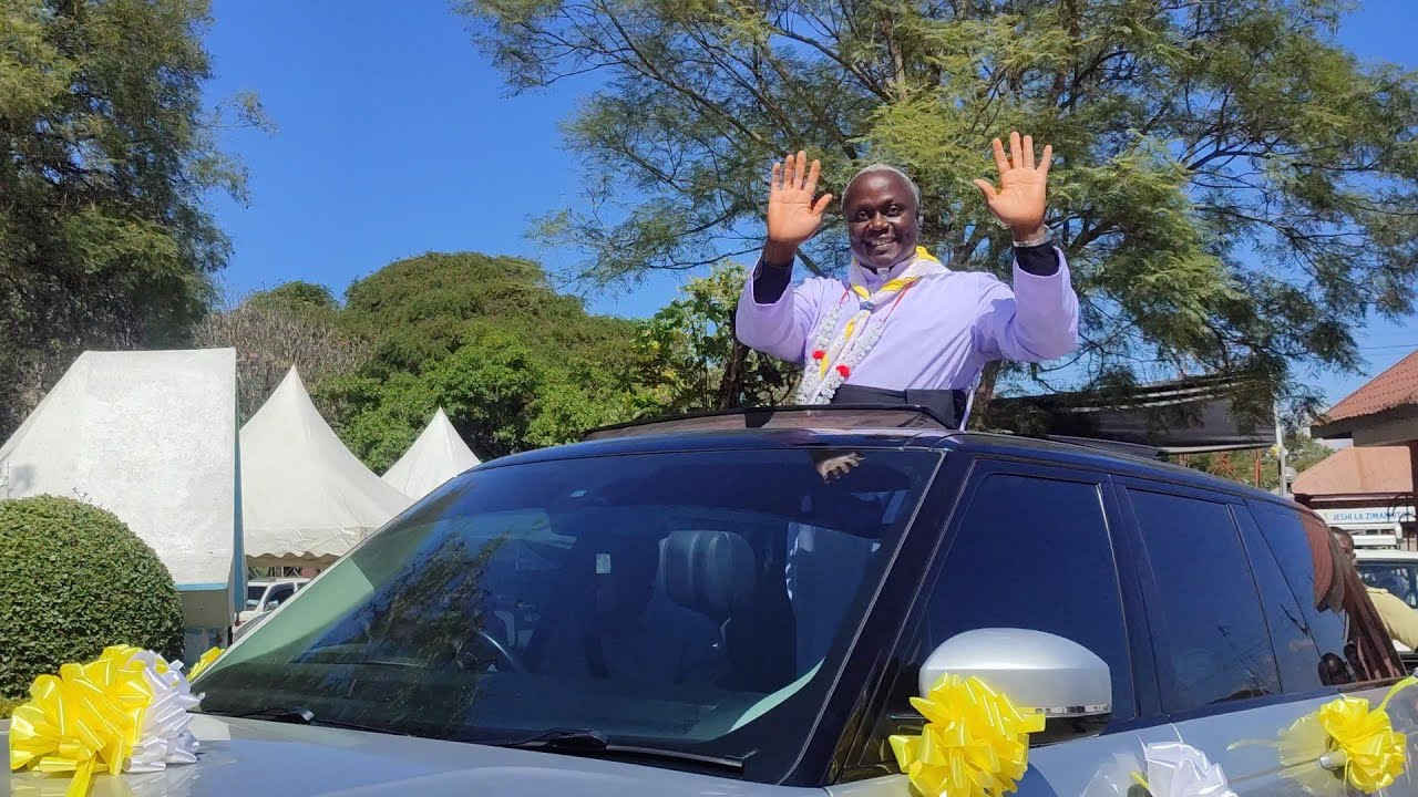 Askofu Mteule Mbeya Awasili Kanisa Kuu, Apokelewa na Askofu Mkuu Nyaisonga na Makardinali, Shangwe