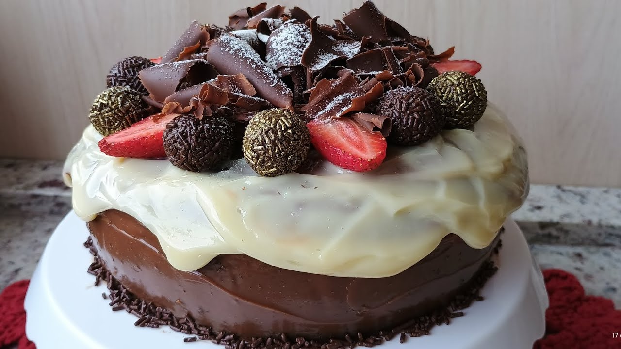 BOLO DE CHOCOLATE COM MORANGOS