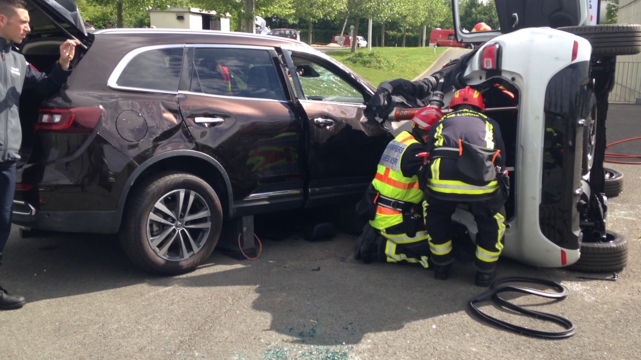 Exercice d'extraction d'une victime incarcérée dans un véhicule accidenté
