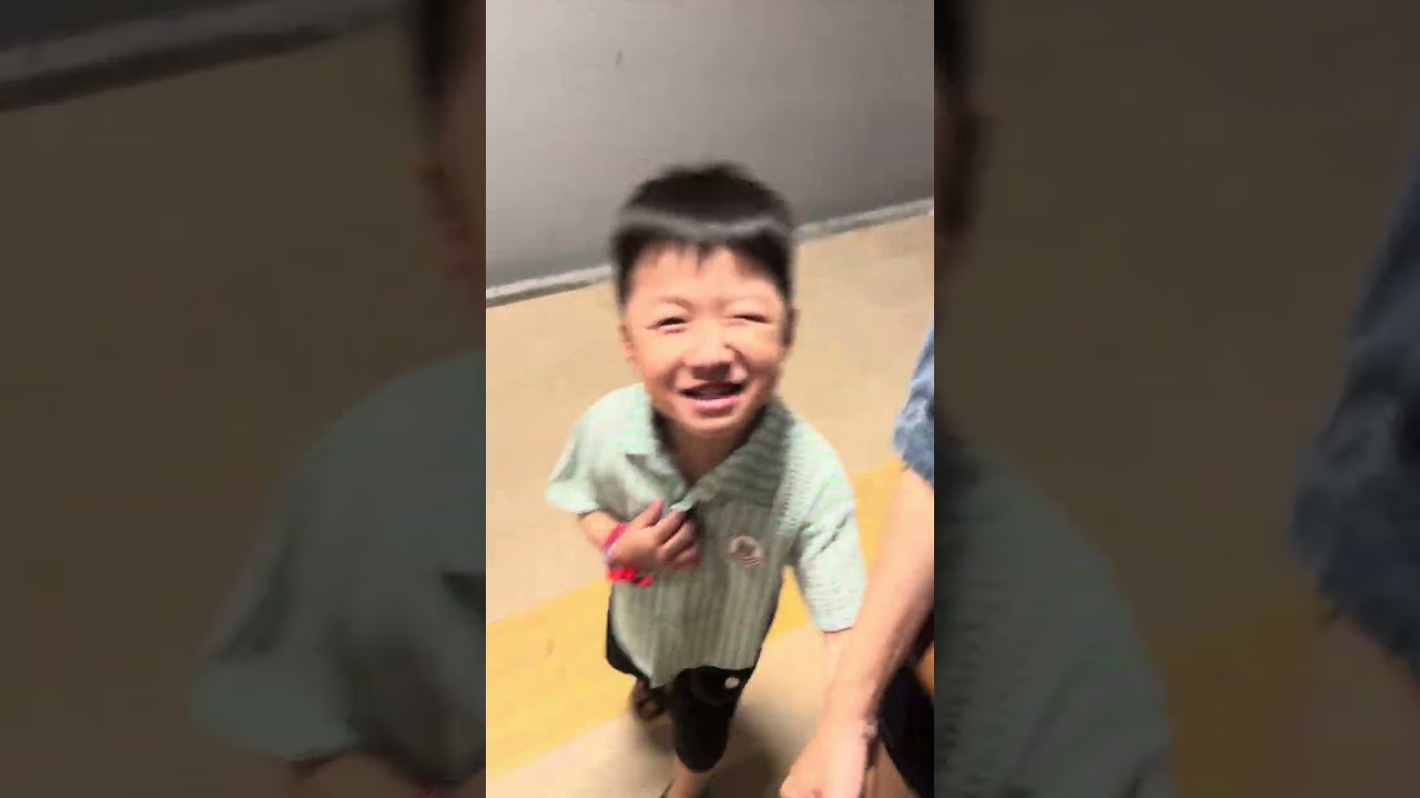 Nhật Minh Conan đi lên cầu đi tàu điện Me Tro ra quận 1 hồ chí minh 