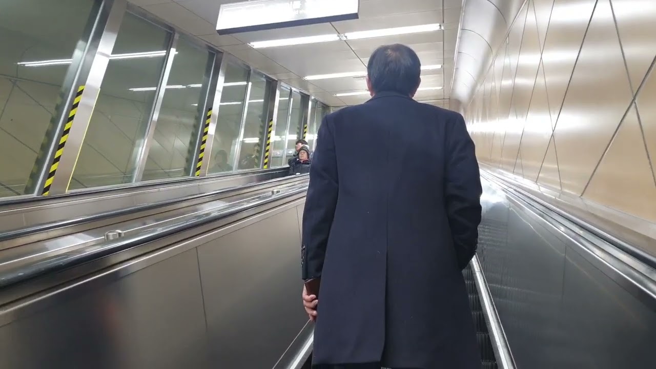 복정역에서 지상구간 남위례역을 거쳐 산성역으로 가는 영상과 산성역 에스컬레이터,엘리베이터타고 올라가서 나가는 영상