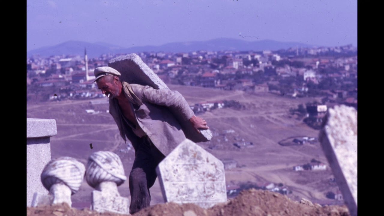 mezarlıktan korkanın sevdiği ölmemiştir