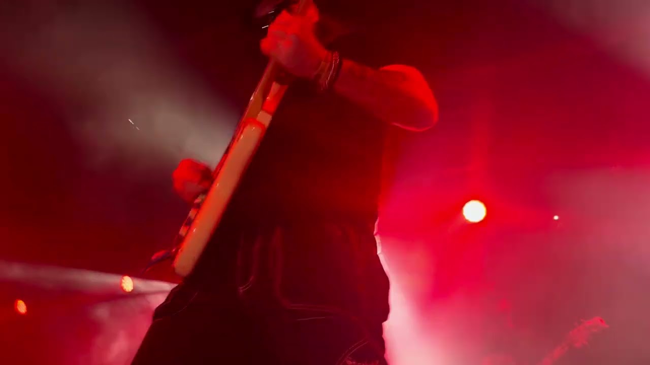 Juvenile performing back that azz up in Seattle at the crocodile 
