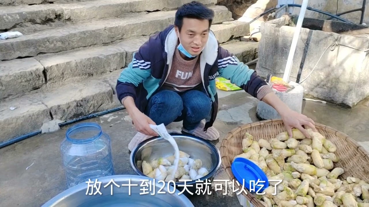 蔡伟家开始腌制大头菜了，这是老一辈传下来的技术，简单又方便