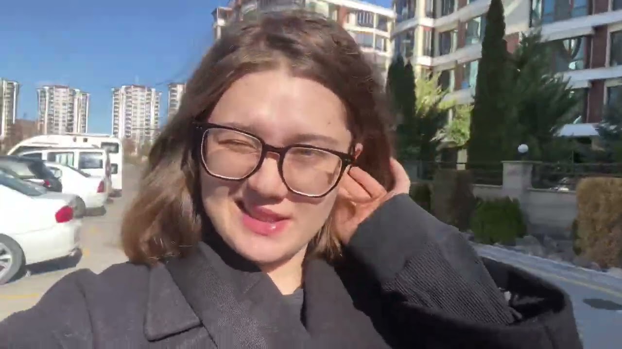 Evde burger yiyorum ve TV izliyorum