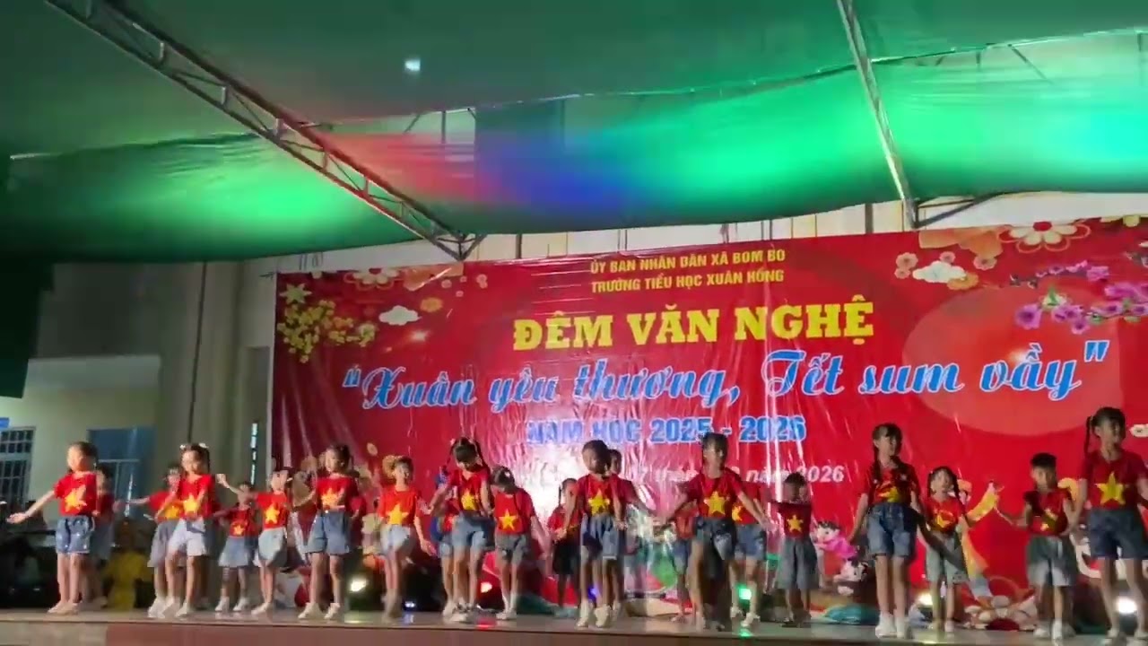 Múa: Nối vòng tay lớn. ( Chị Nhím cùng các bạn biểu diễn)