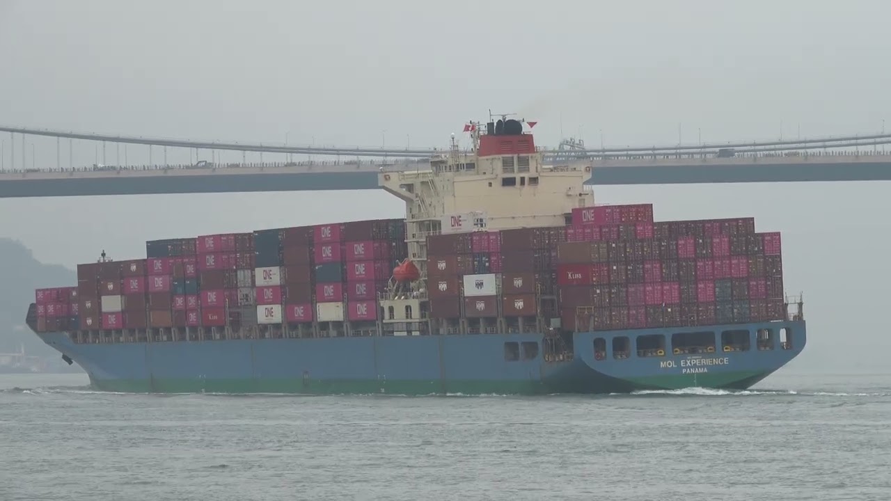 Container Ship《MOL EXPERIENCE》Crossing the Tsing Ma Bridge in HK 20260207_C0014