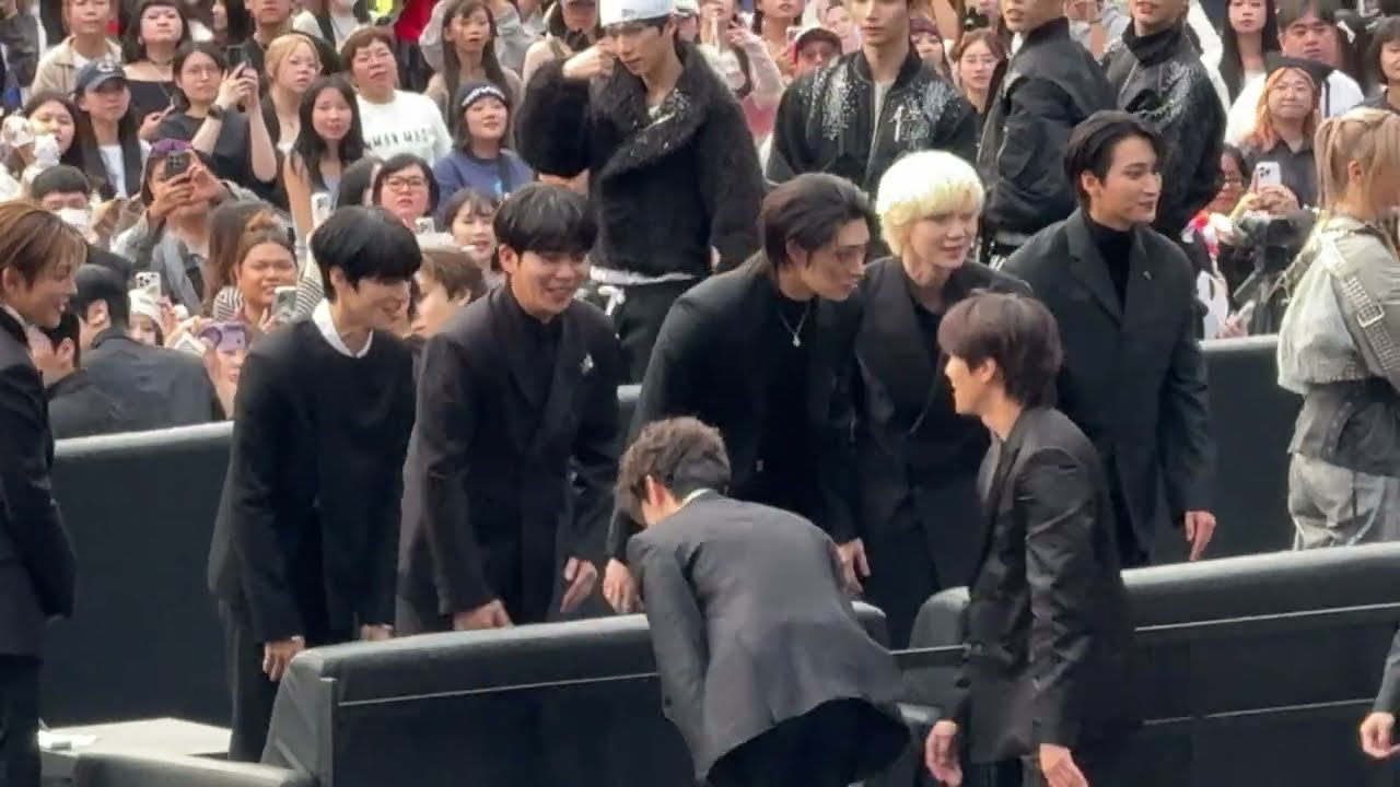 ATEEZ跟MONSTA X握手打招呼🤩(251206_ 2025 Asia Artist Awards IN KAOHSIUNG)