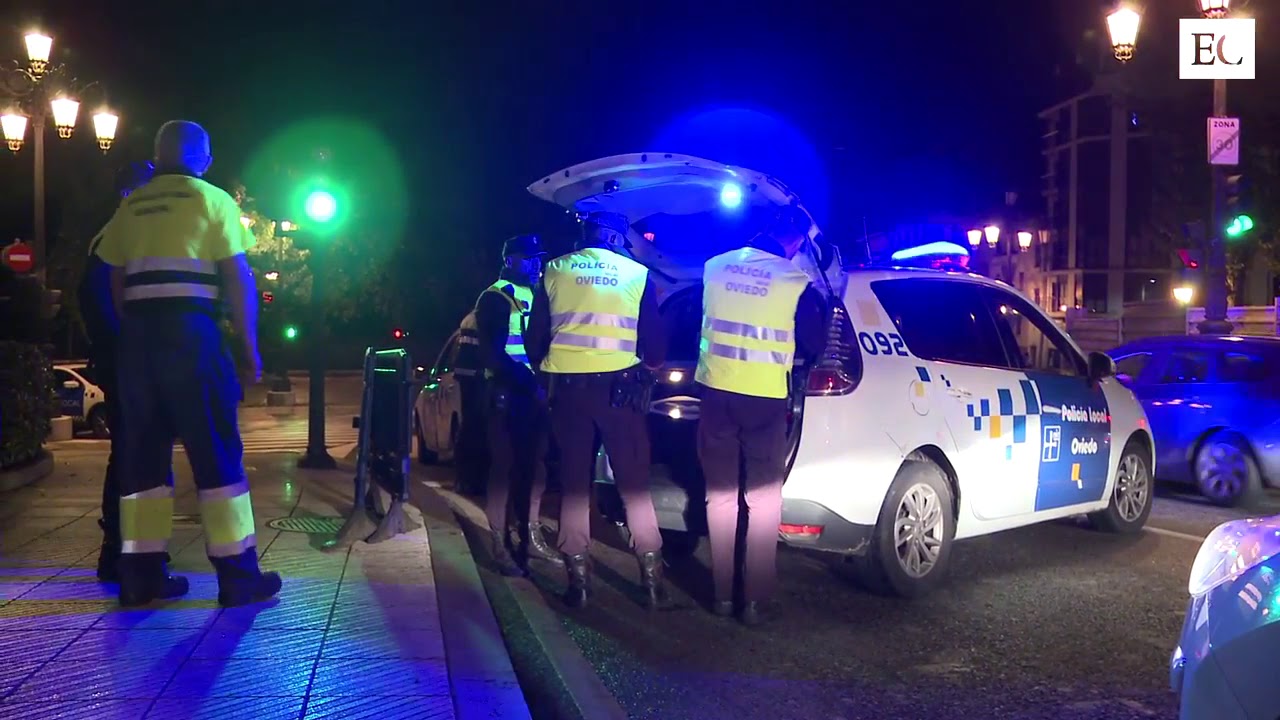 As&iacute; patrulla la Polic&iacute;a Local de Oviedo durante una ronda nocturna