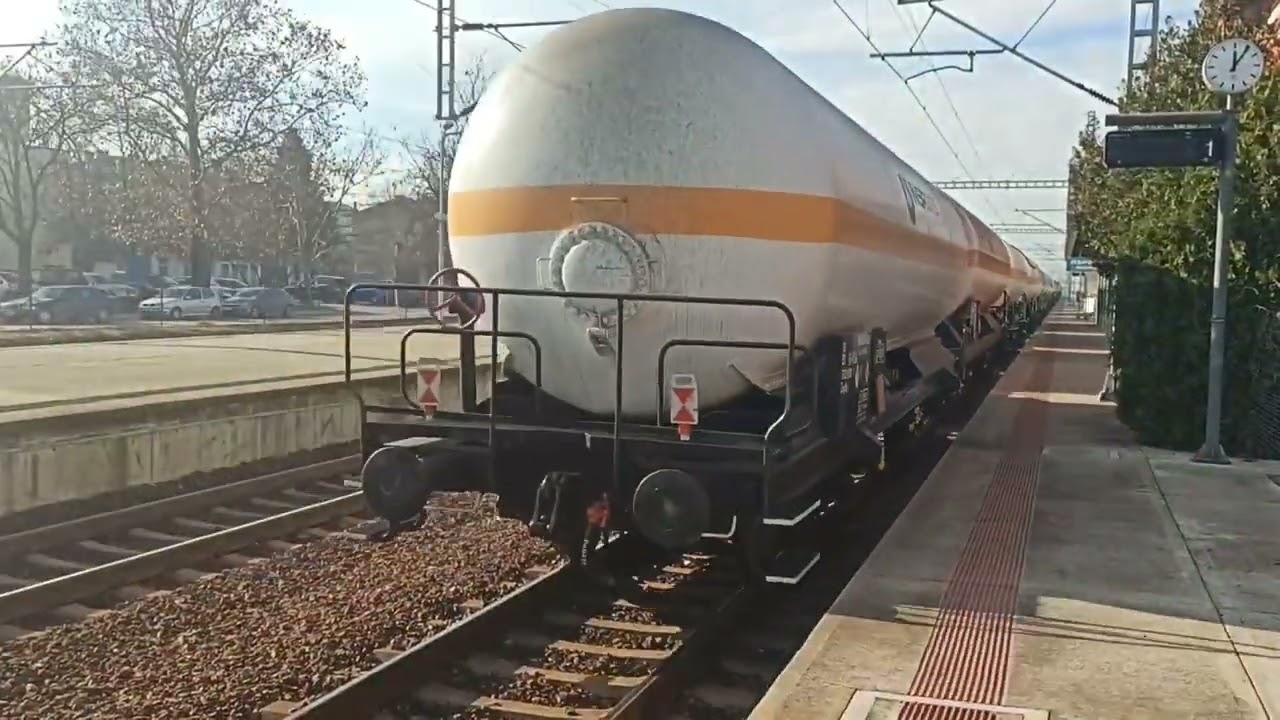 Товарни машини през ЖП гара Първомай - декември 2022