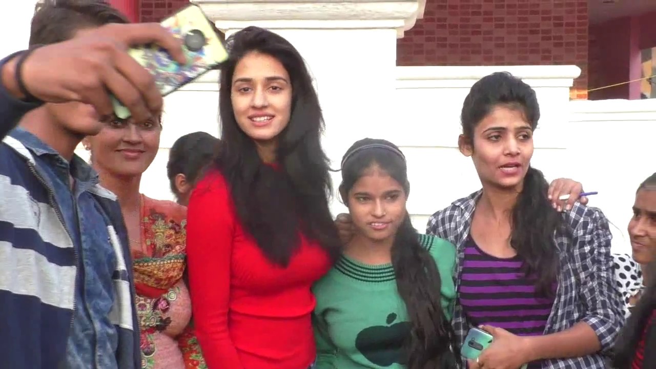 बिना makeup अपने home town में selfie खिंचवाती दिखीं disha patani