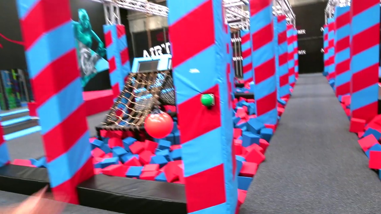 StreetX i Airtrix trampolinpark - tjek lige verdensklasse parkour atleter i Airtrix.
