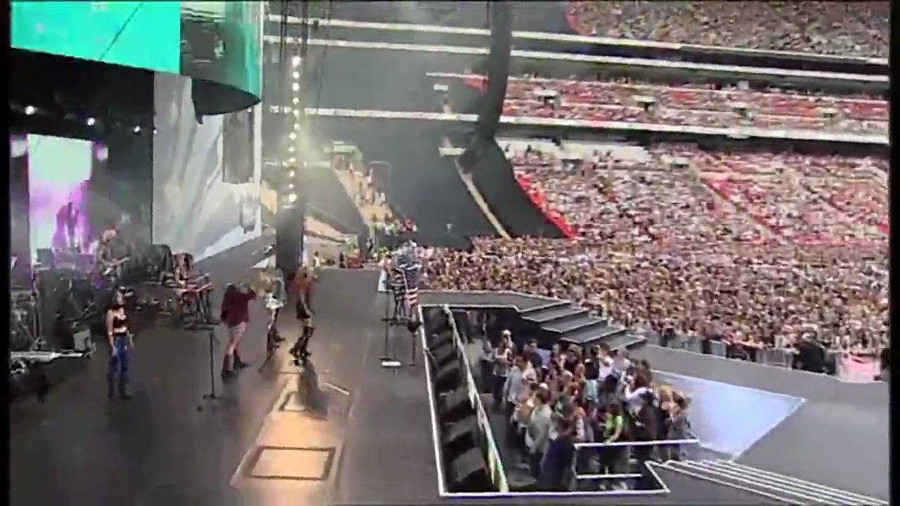Ke$ha - TiK ToK (SummerTime Ball Performance)