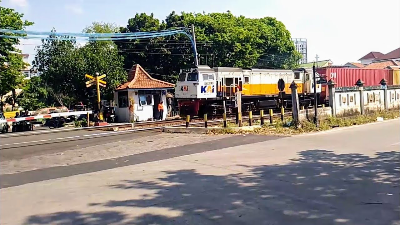 PALANG PINTU PERLINTASAN KERETA API JL LAYUR SEMARANG - KA BARANG KONTAINER