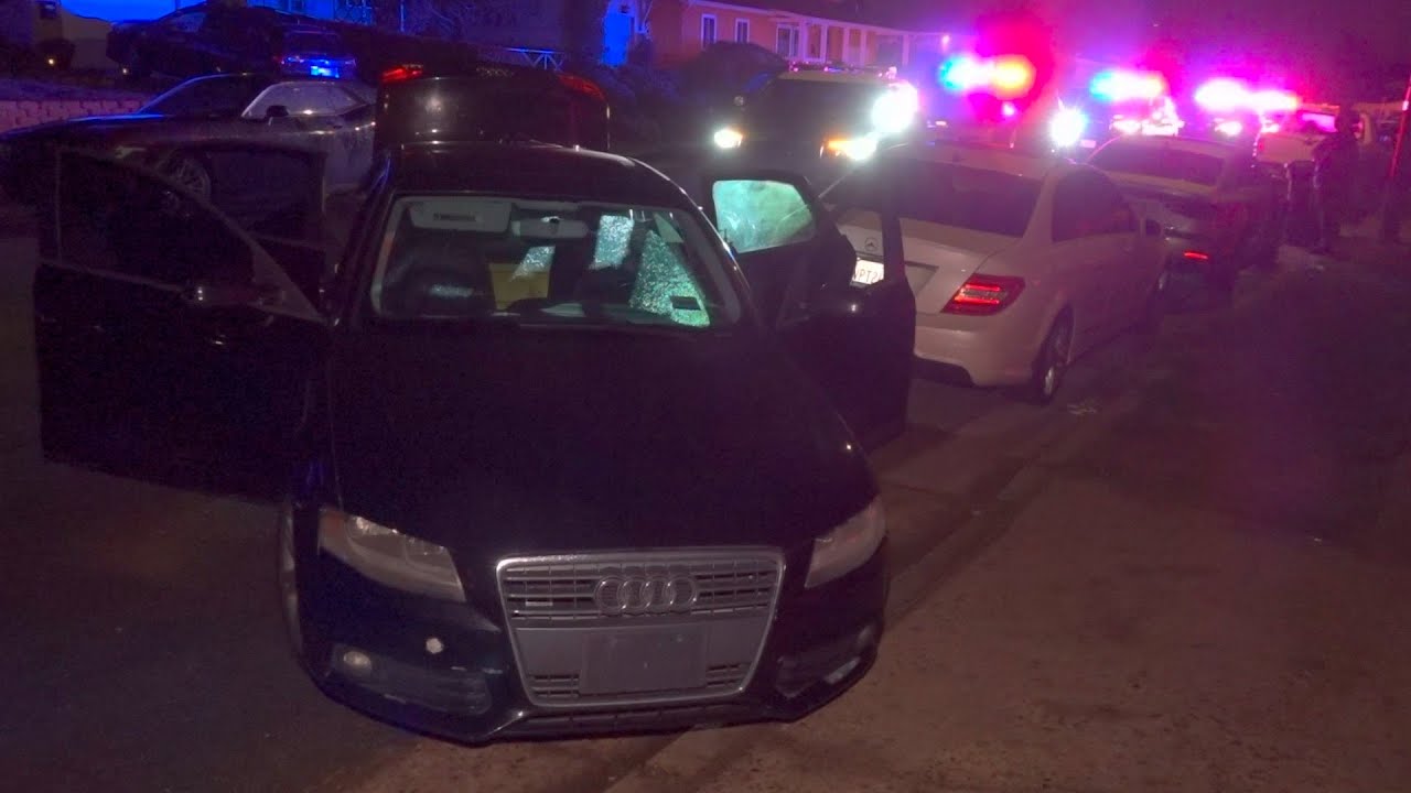 Погоня полиции Сан-Диего завершилась в Чула-Висте, водитель припарковался на подъездной дорожке.