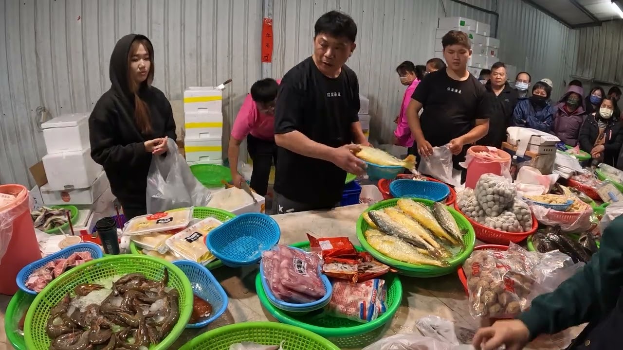 UNBELIEVABLE ENERGY! Is This the Funniest Way to Buy Fish Witness the Intense and Hilarious Seafood