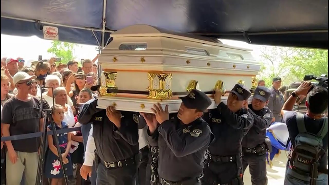 Familiares y amigos dieron el último adiós a policía asesinado por pandillas