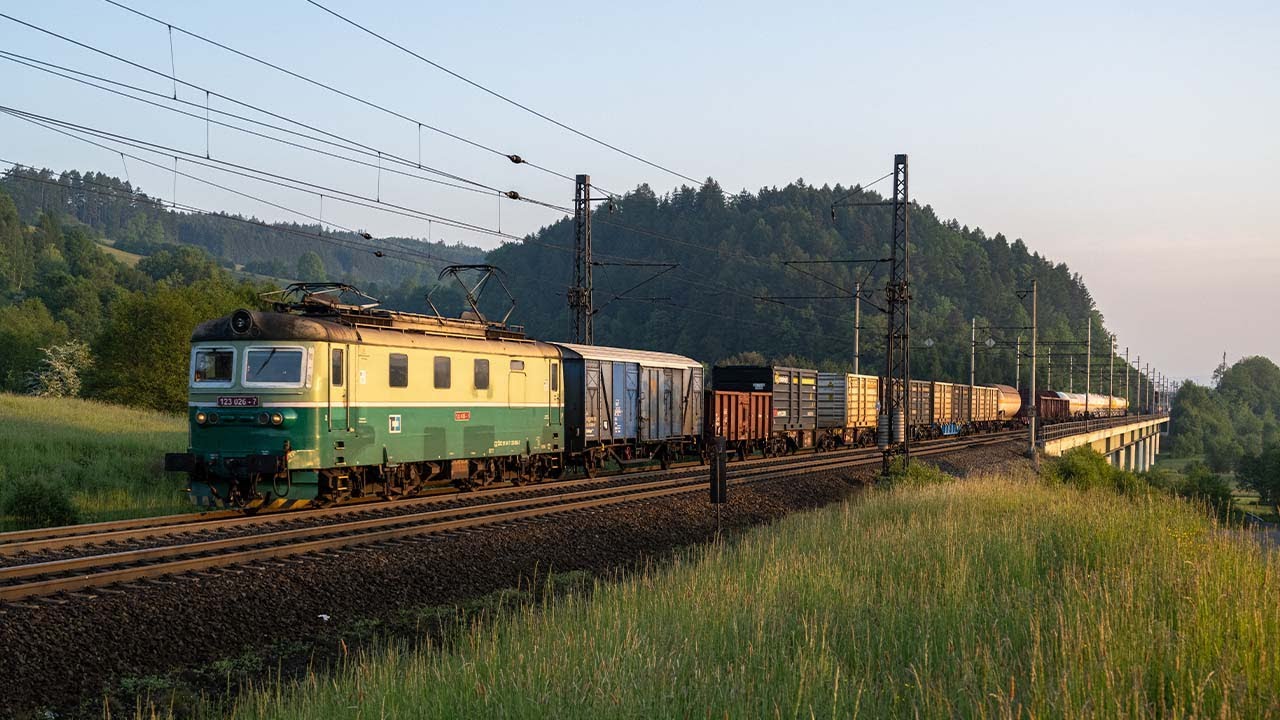Perfekte Parallelfahrt, Retro-Lackierungen, Nachtzüge und mehr Bahnverkehr in Tschechien [4k/60fps]