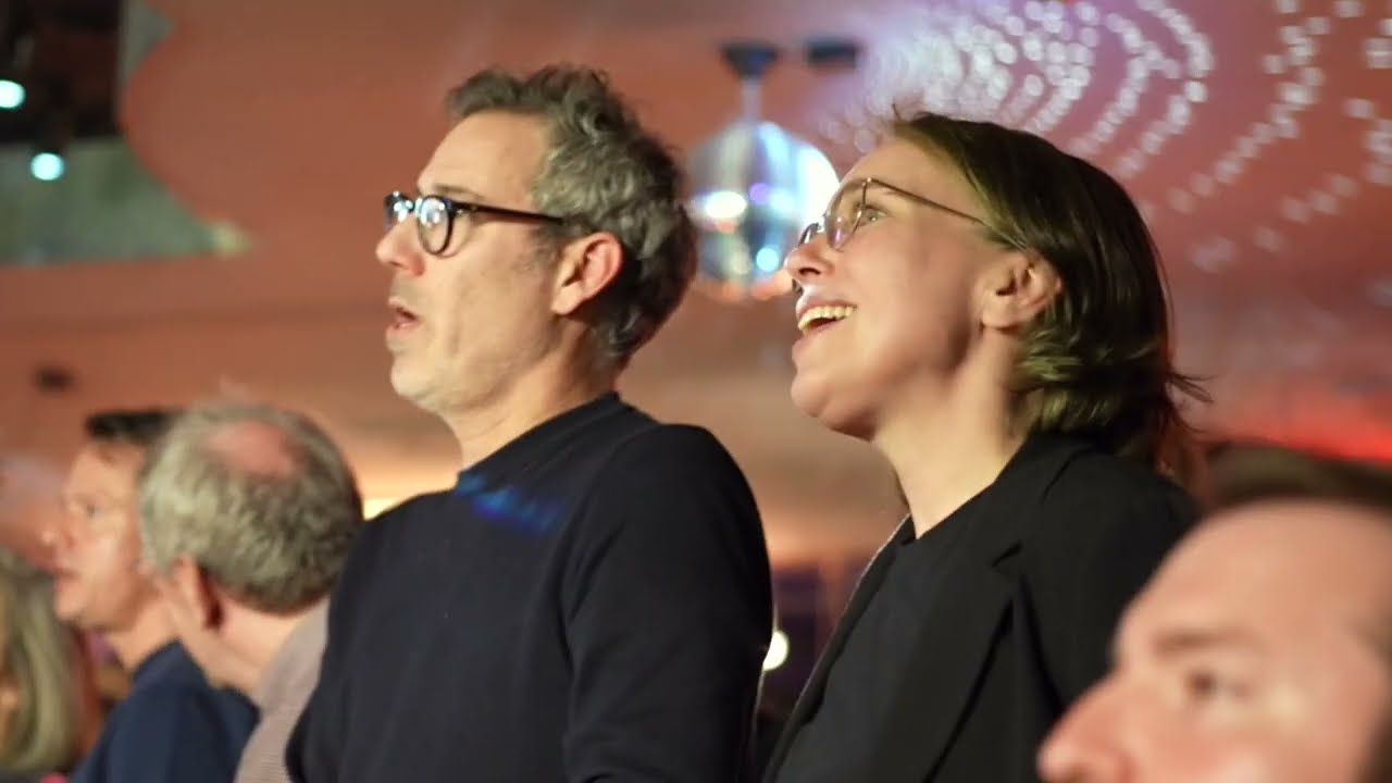 YES CHOIR! sings 'Mamma Mia' in Berlin!