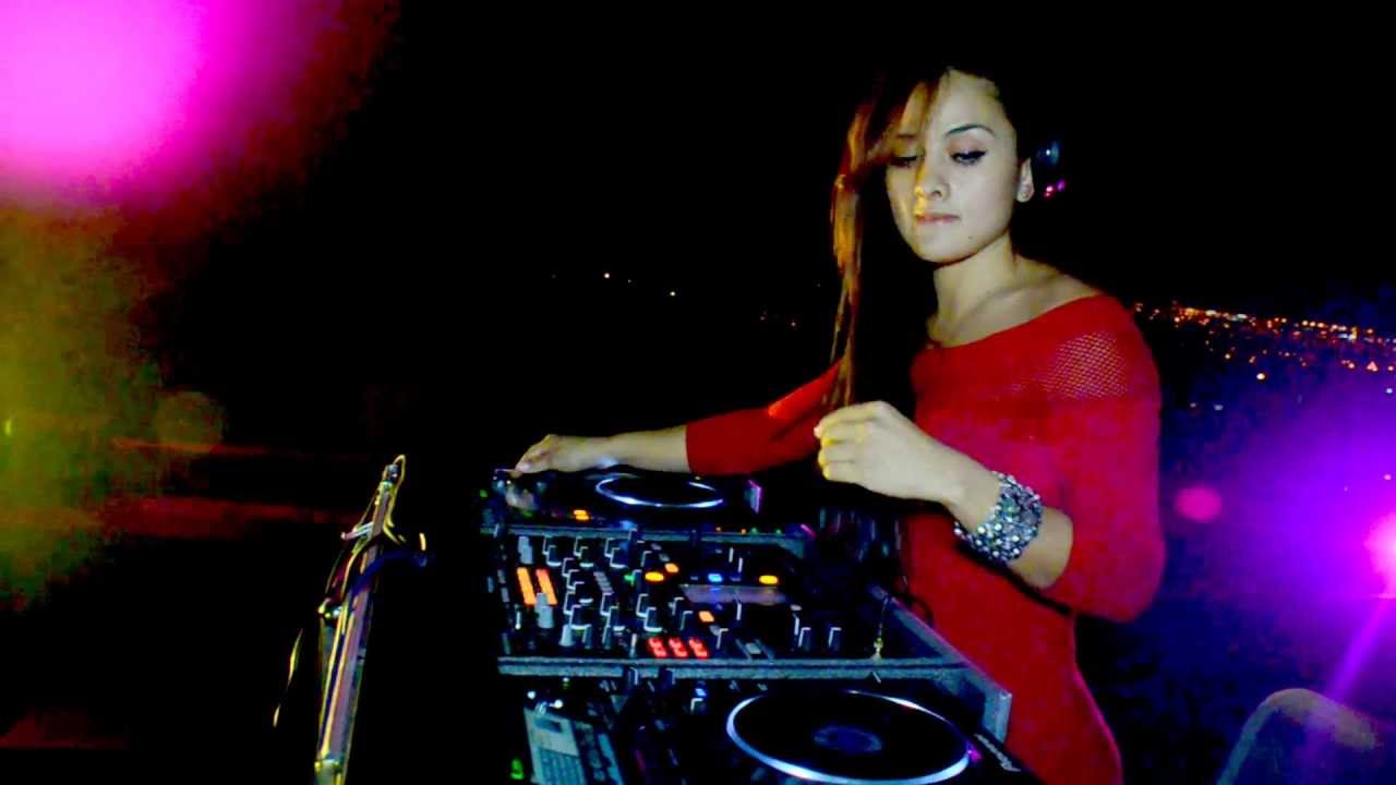 Dj Marisol Grajales vestido rojo sexy