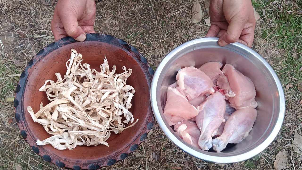 Kashmiri style ale hatche te kokur recipe 😋 (chicken with sund dried bottle gourd)👍