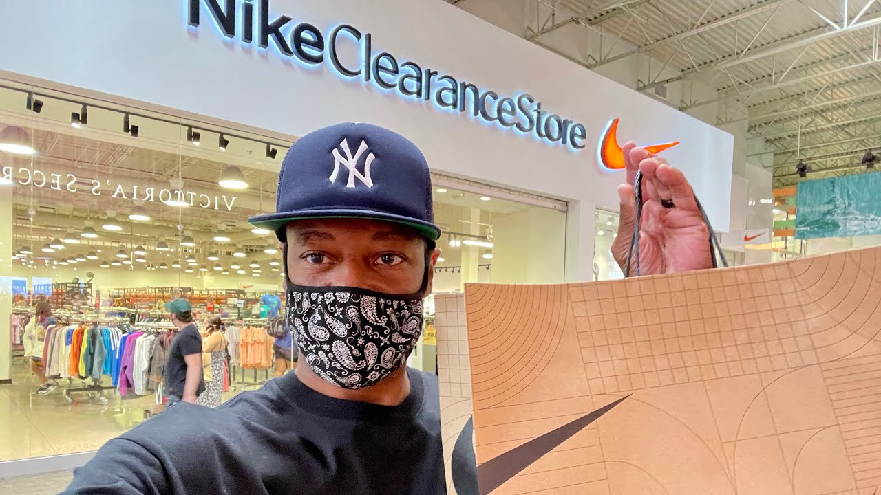 Pulled up to the Nike Clearance Store at Arizona Mills