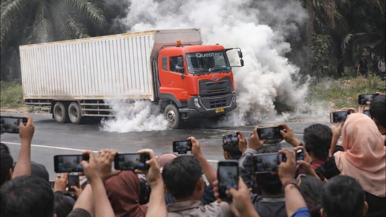 Akibat tumpahan CPO truck muatan gasing mundur meluncur di bukit kodok 
