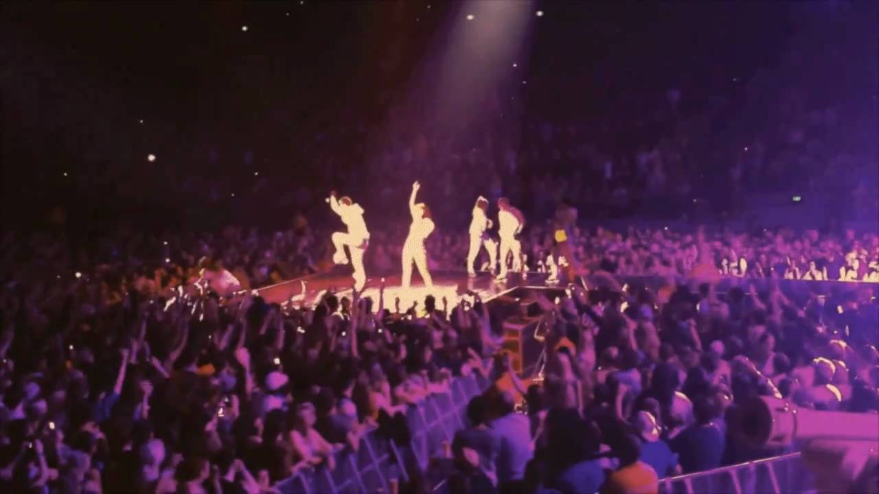 Rihanna - Don't Stop the Music & Breaking Dishes (Live in Melbourne)