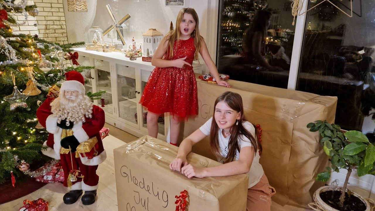JULEAFTEN🎅DANSER OM JULETRÆET🎄✨️ÅBNER JULEGAVER 🎁😃