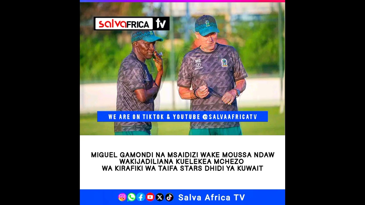 Miguel Gamond na msaidizi wake Moussa Ndaw wakijadiliana kuelekea mchezo wa kirafiki dhidi ya Kuwait