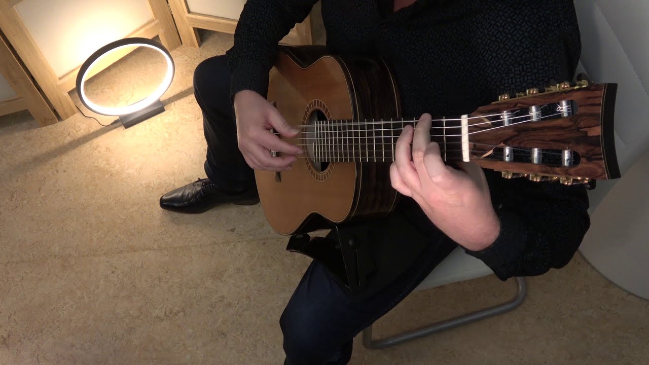 Fugue in a-minor by Richard Charlton (Peter Constant, guitar)