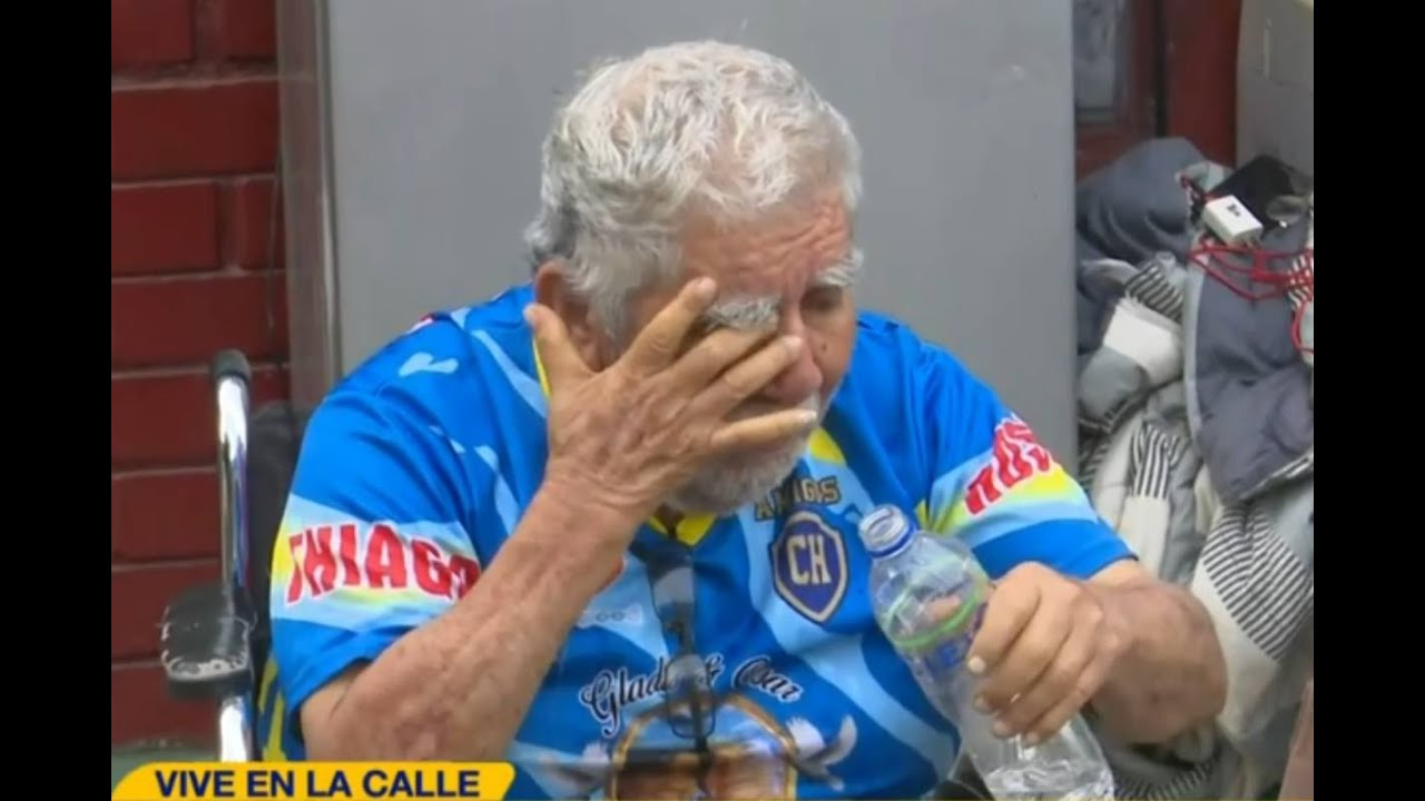 Abuelito en silla de ruedas está viviendo en la calle tras ser desalojado por su propia familia