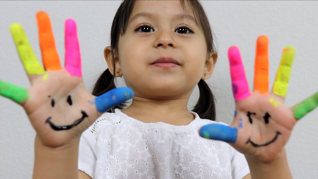 CLOCLOE ENSINA AS CORES EM INGLES ! LEARN THE COLORS WITH CLOCLOE( Finger Family Song)