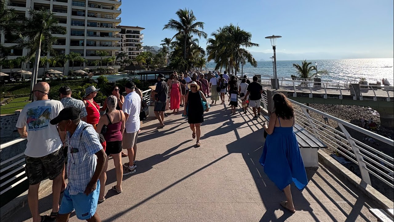 Malecón de Puerto Vallarta a la hora del atardecer , zona río cuale! 