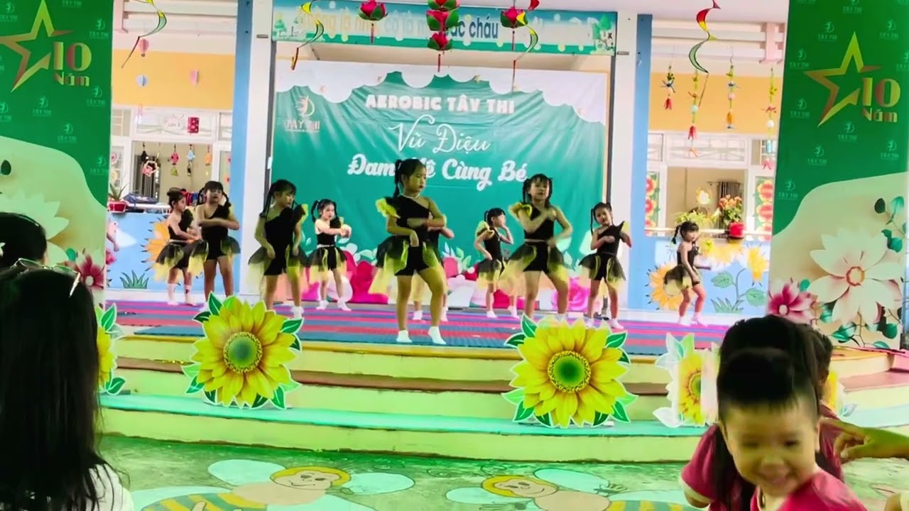 Nhảy "Hey LoLa" trẻ khối Lớn