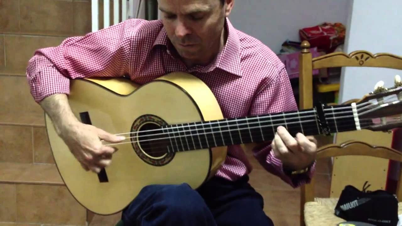 ROMAN CARMONA PROBANDO GUITARRA DE FRANCISCO BROS MOD SOLE&Aacute;