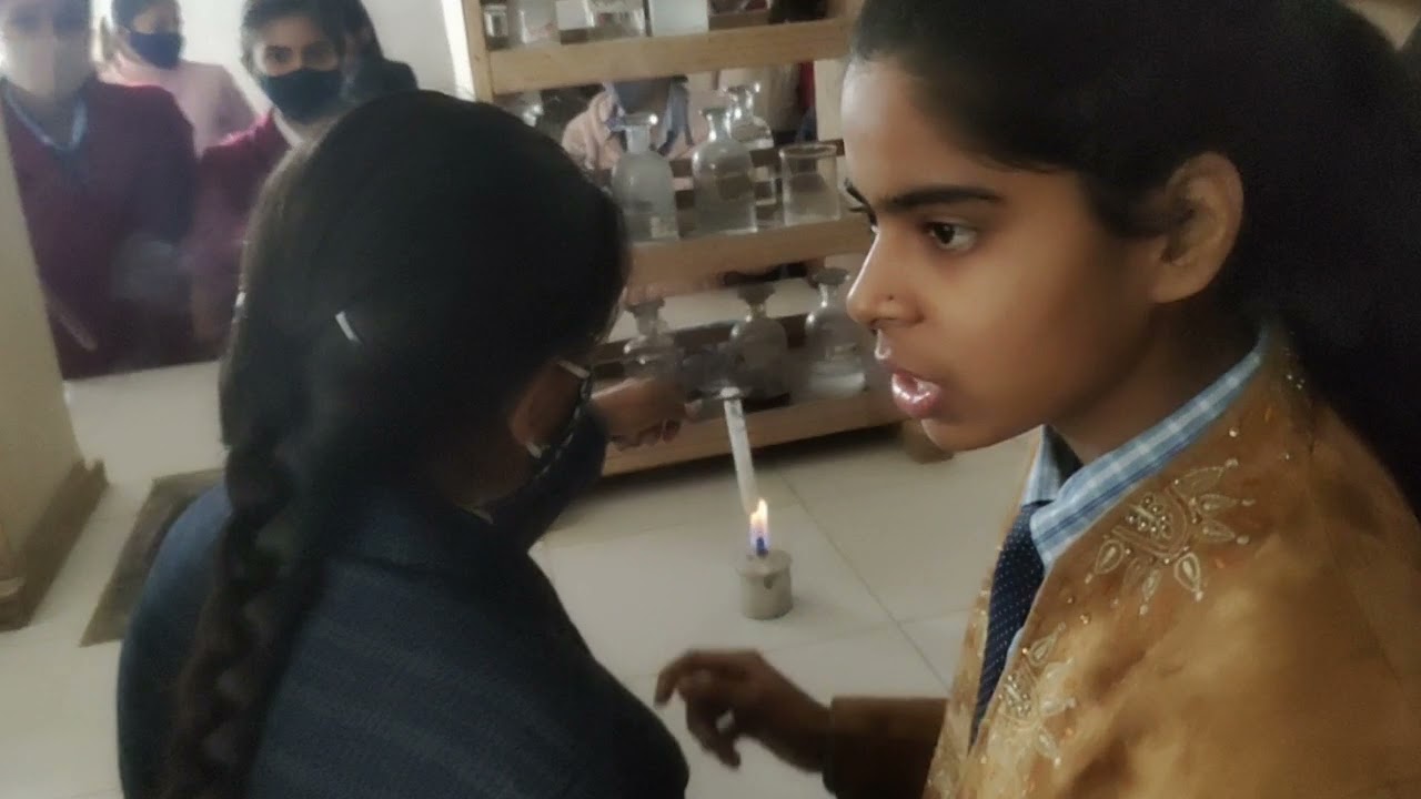 सकल नारायण इंटर कॉलेज अटौरा बुजुर्ग में बच्चों द्वारा किया गया रसायन विज्ञान का प्रयोग