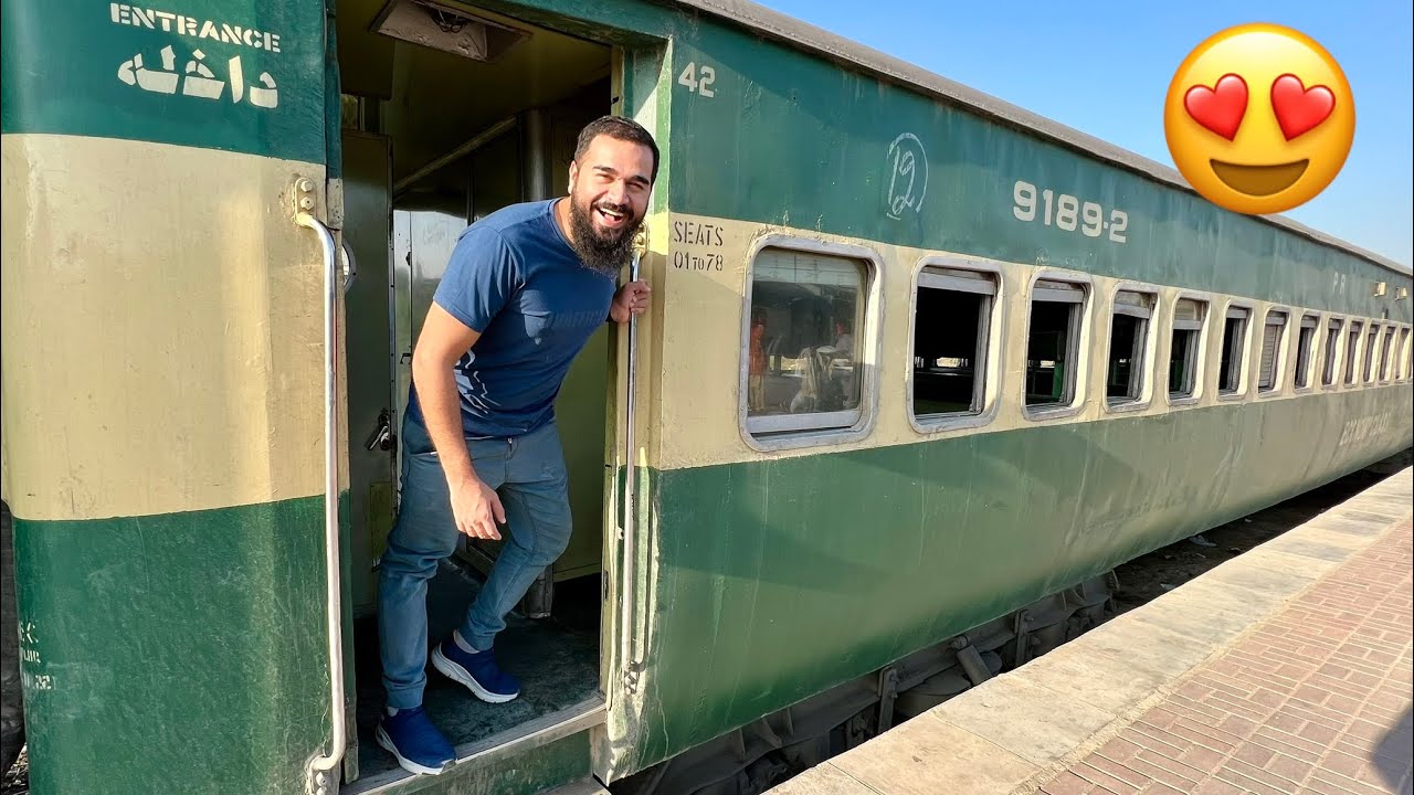 Fan ko surprise karne agaya 😍 🚃