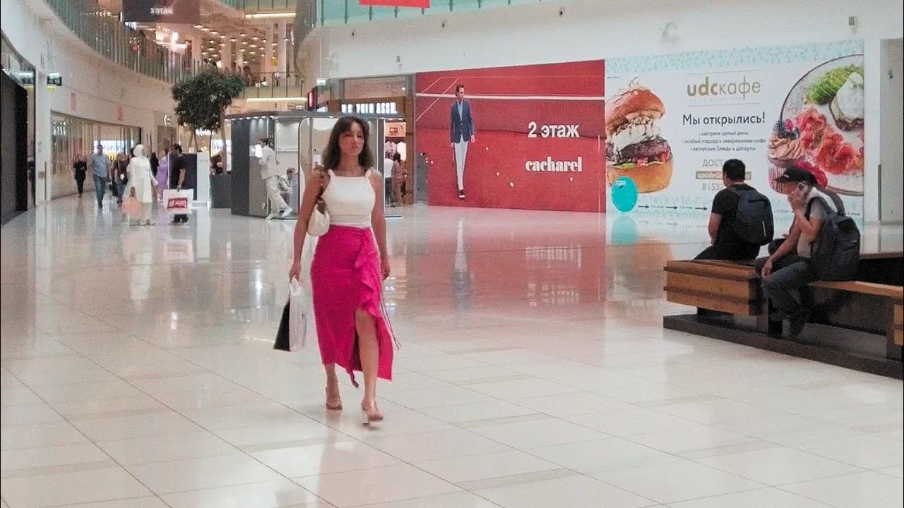 The biggest shopping mall in Europe. Walking in Moscow
