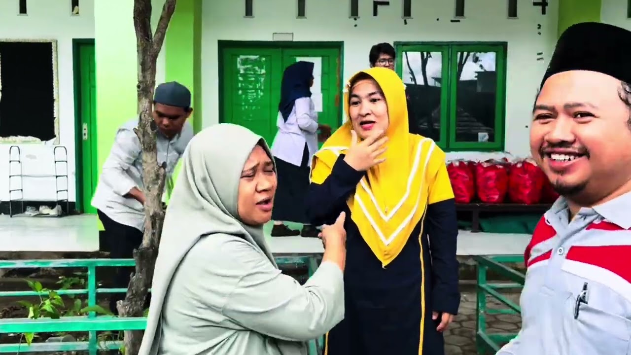 Kegiatan Gotong royong persiapan Perayaan Hari Santri Nasional 2025 MTs Nurul Islam Sekarbela