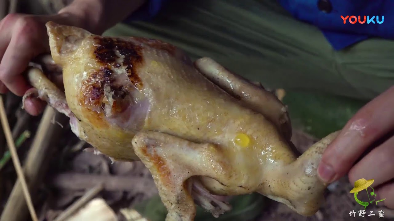 二蛮: 一掌打下的竹筒鸡, 炖的香味扑鼻简单又好吃, 十分解馋味道超爽