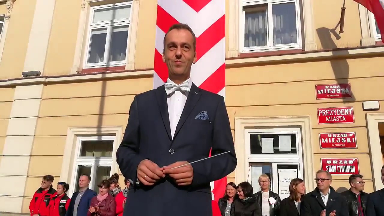 Młodzież przemyskich szkół śpiewa Hymn Polski - 9 listopada 2018