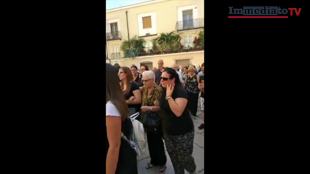 I FUNERALI DI ROBERTA PERILLO, UCCISA DAL SUO FIDANZATO A SAN SEVERO