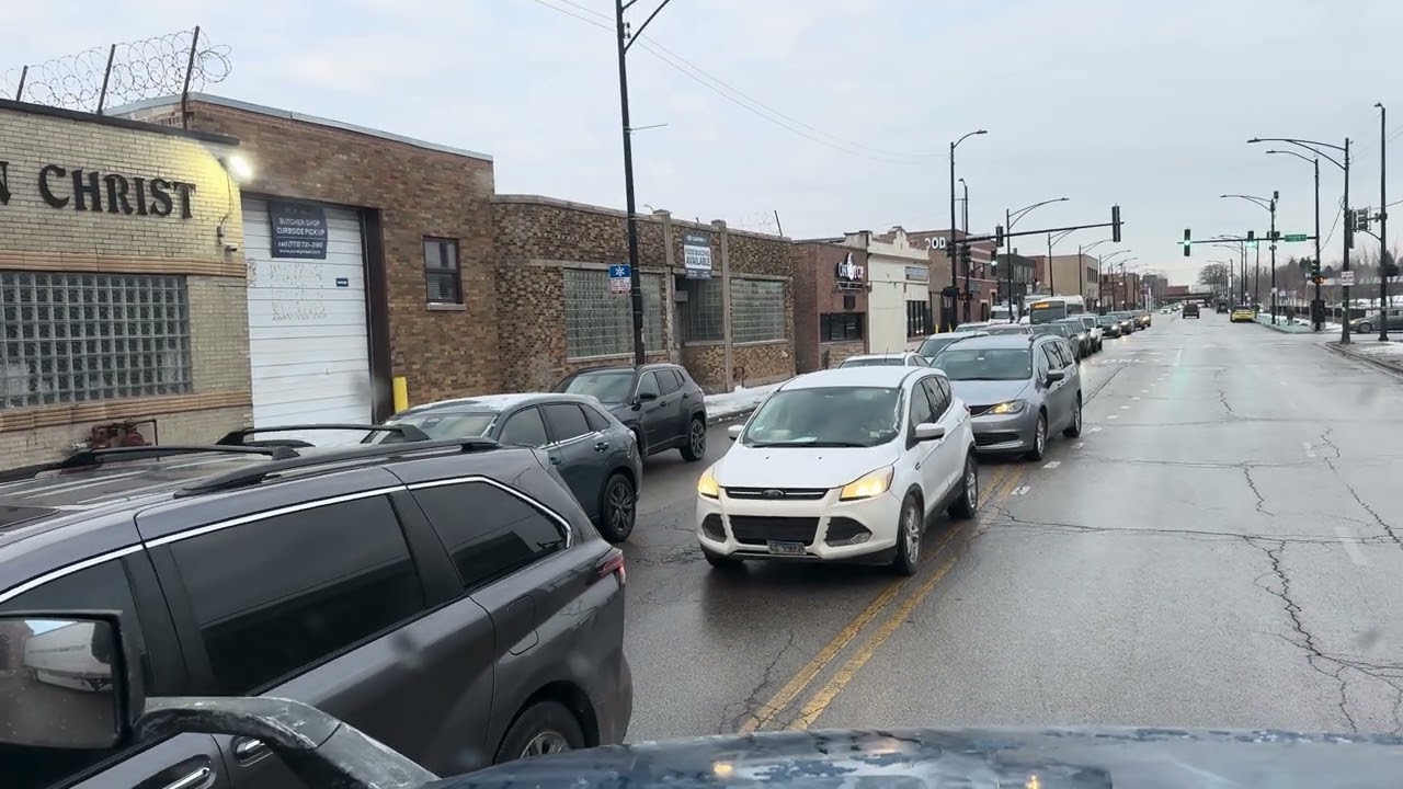 Backing up TractorTrailer 53ft in a tight space and very busy street of Chicago #shortsviral #truck 